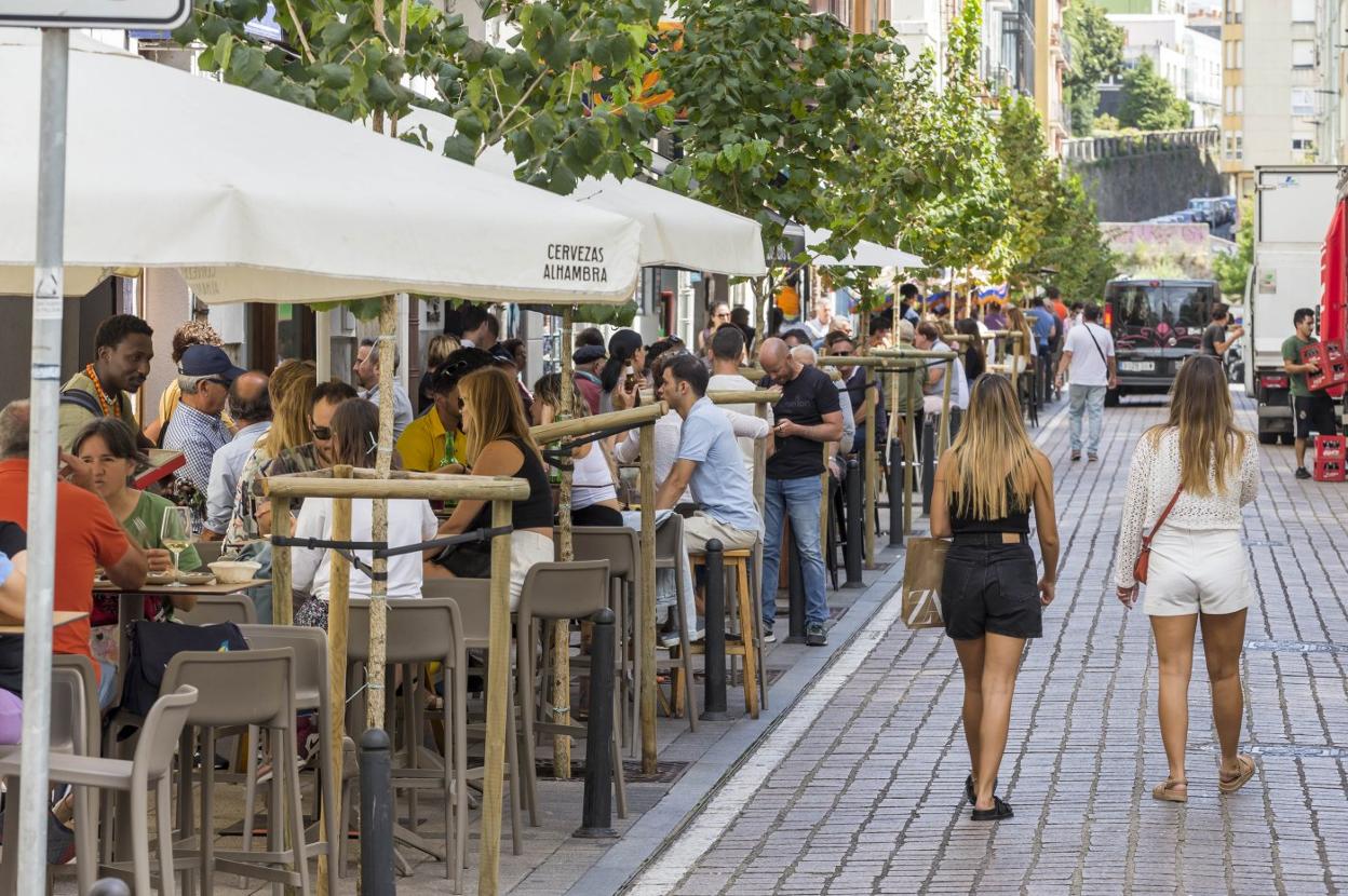 La calle Peña Herbosa es una de las zonas de bares más populares de Santander y sus terrazas ocupan casi la totalidad de la acera. 