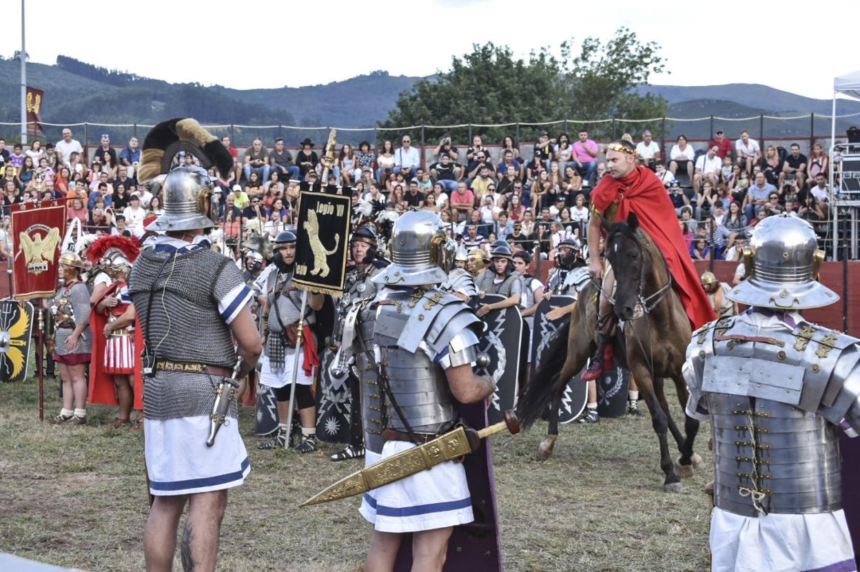 El público llenó el nuevo anfiteatro para seguir el enfrentamiento de César Augusto y Corocotta.