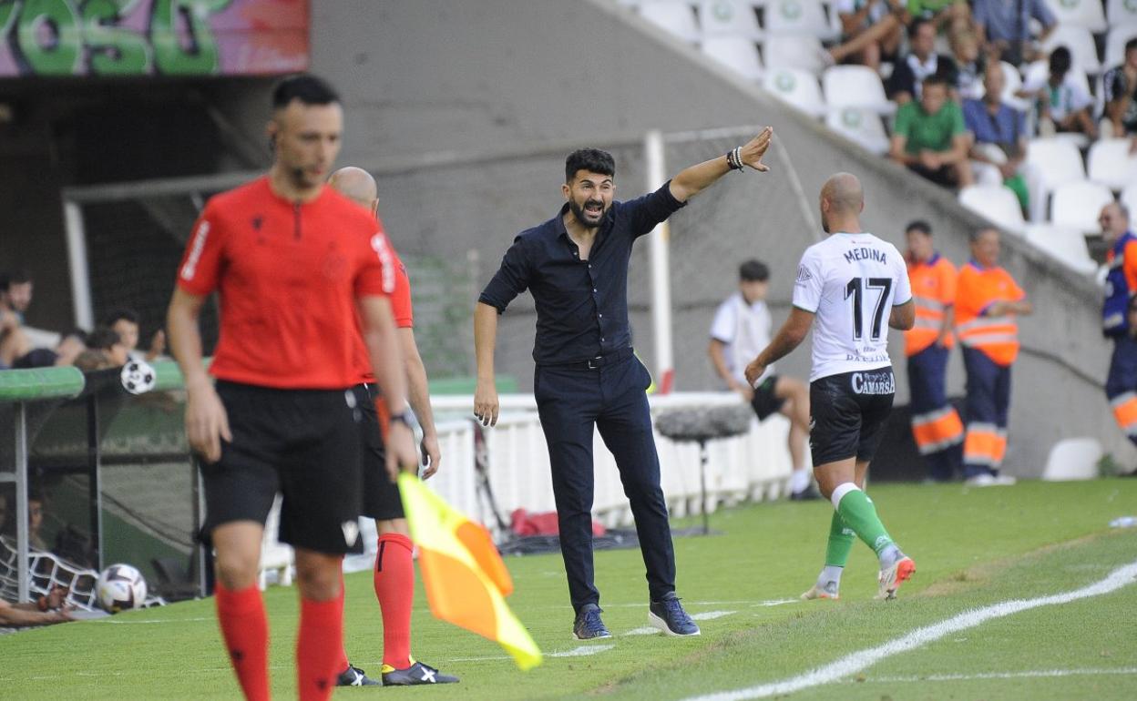 Guille Romo trata de dar indicaciones a sus jugadores en un momento del partido de ayer. daniel pedriza