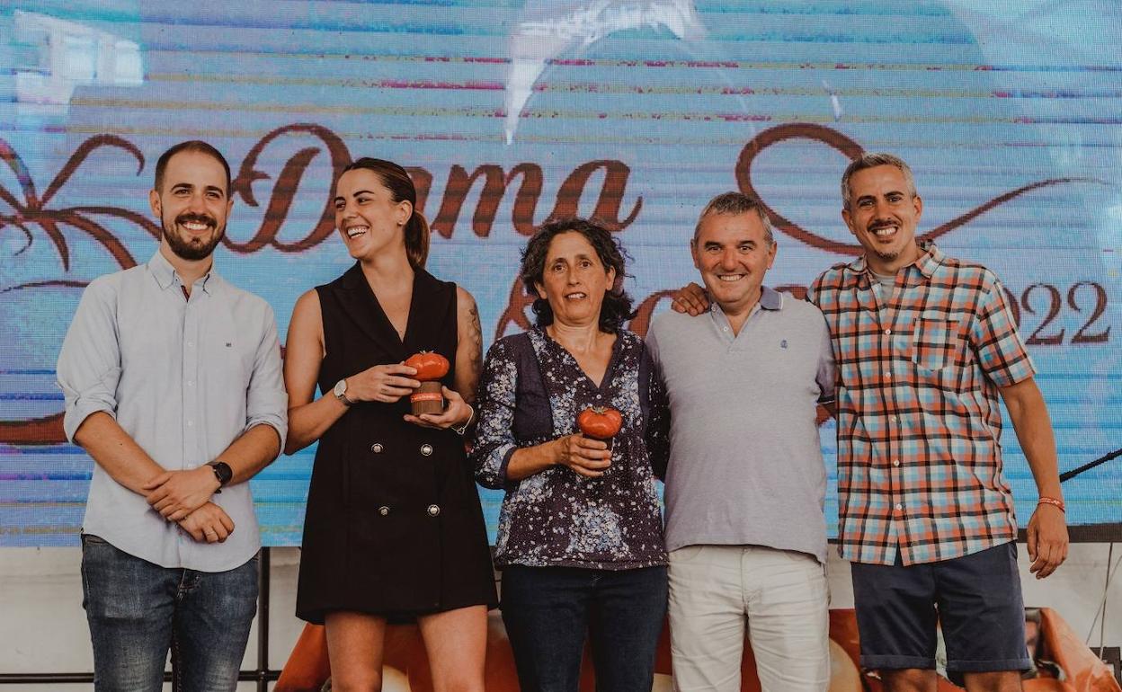 La entrega de los galardones 'Dama de Rojo 2022' recayó en la chef riojana Estrella Michelín, Lucía Gravalos López, y la agricultora, bióloga y presidenta de la Red de Semillas de Cantabria, Ana Rodríguez.