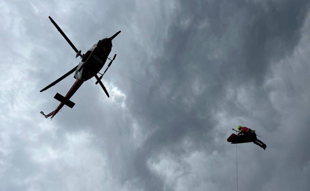 Imagen del momento en el que el helióptero ha trasladado el cadáver. 