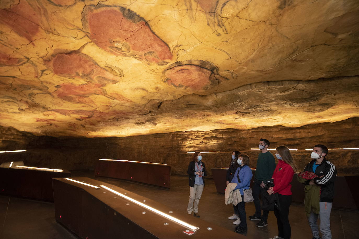 Ontañón analiza en Puente Viesgo las cuevas prehistóricas de Cantabria como experiencia turística