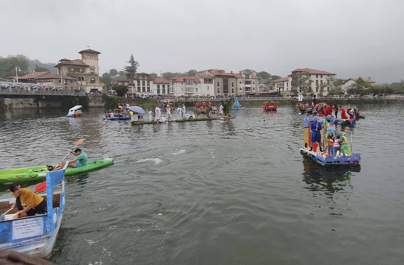 Fotos: Balsas y disfraces se echan al río en Unquera