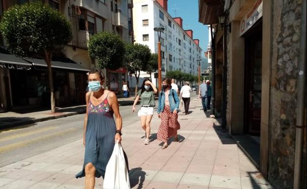 Imagen de archivo de clientes por las calles de Castro Urdailes.