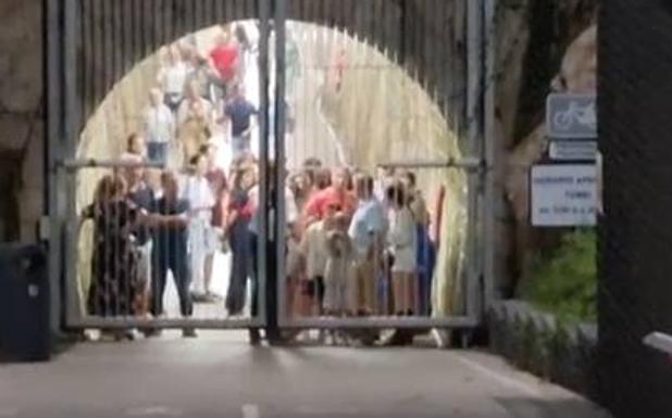 Imagen de la gente atrapada dentro del túnel de Tetuán. 