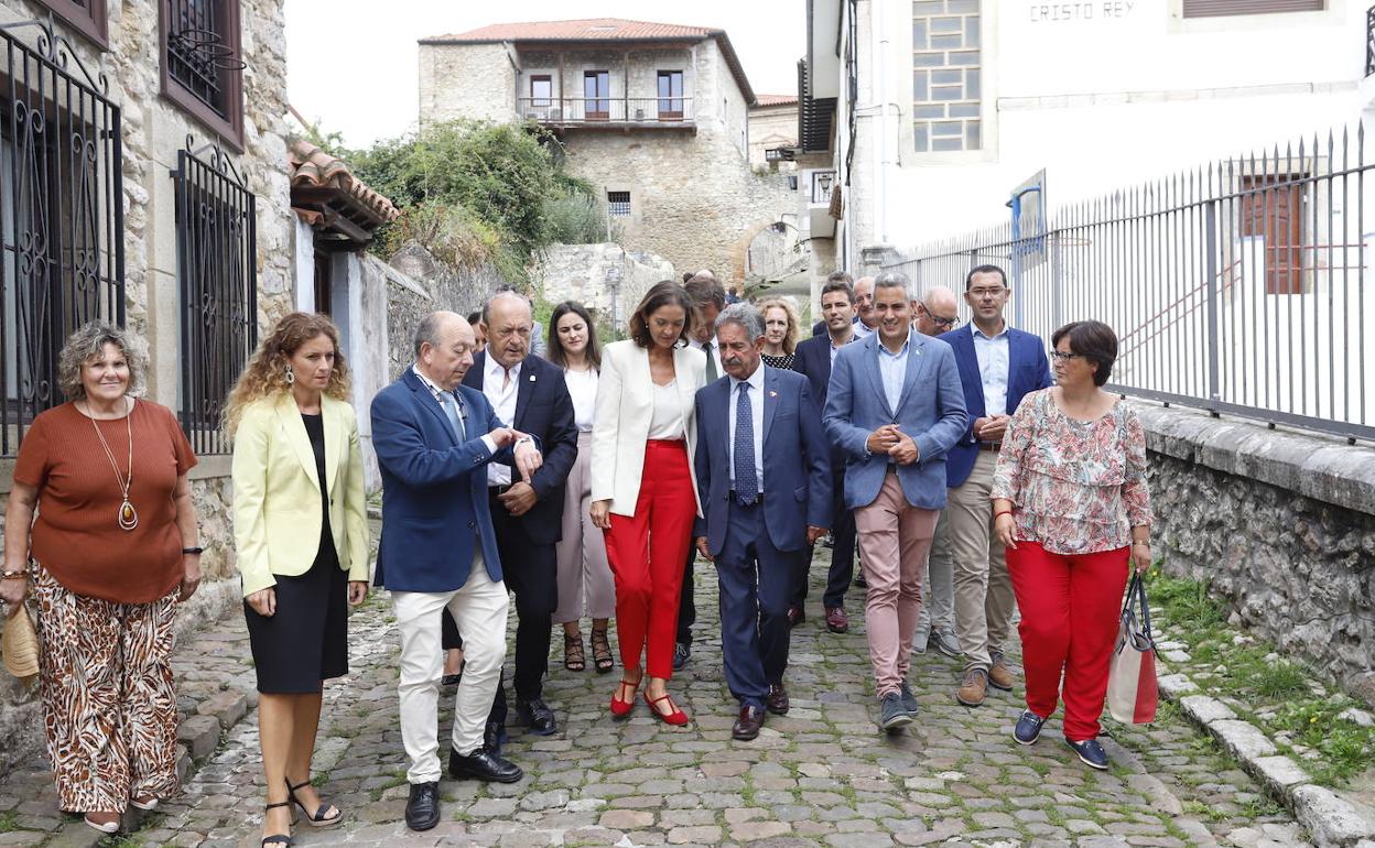 La ministra Reyes Maroto pasea por las calles de San Vicente junto a Revilla, Zuloaga y otras autoridades.