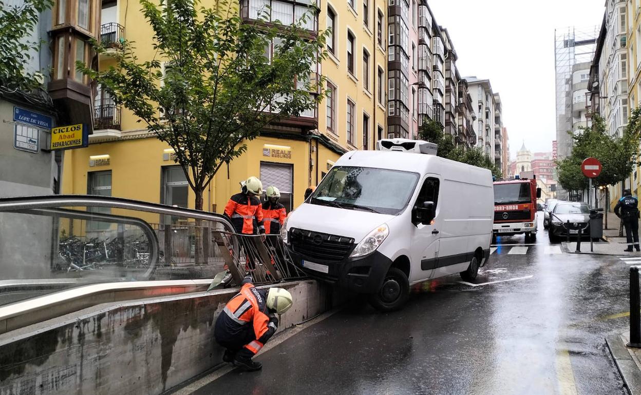 Los bomberos tratando de liberar a la furgoneta.