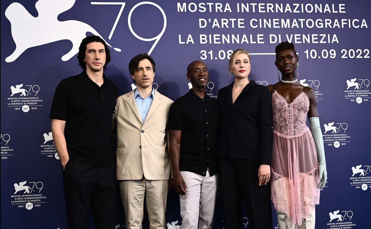 Adam Drive, el director Noah Baumbach, Don Cheadle, Greta Gerwig y Jodie Turner-Smith, posan durante la mañana del miércoles en el Festival de Venecia.