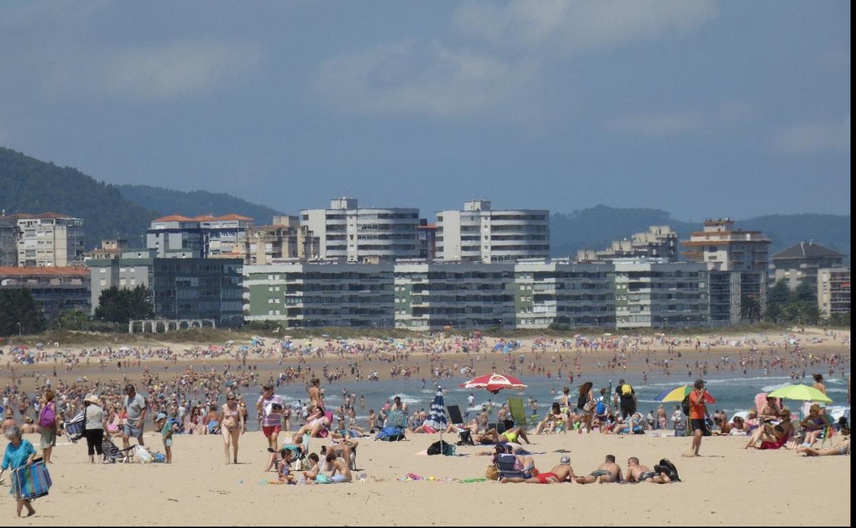 Miles de bañistas acuden a diario a la playa Salvé. 