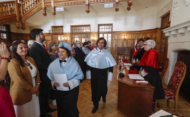 Imagen principal - Varios momentos del acto que ha tenido lugar en el Palacio de La Magdalena.