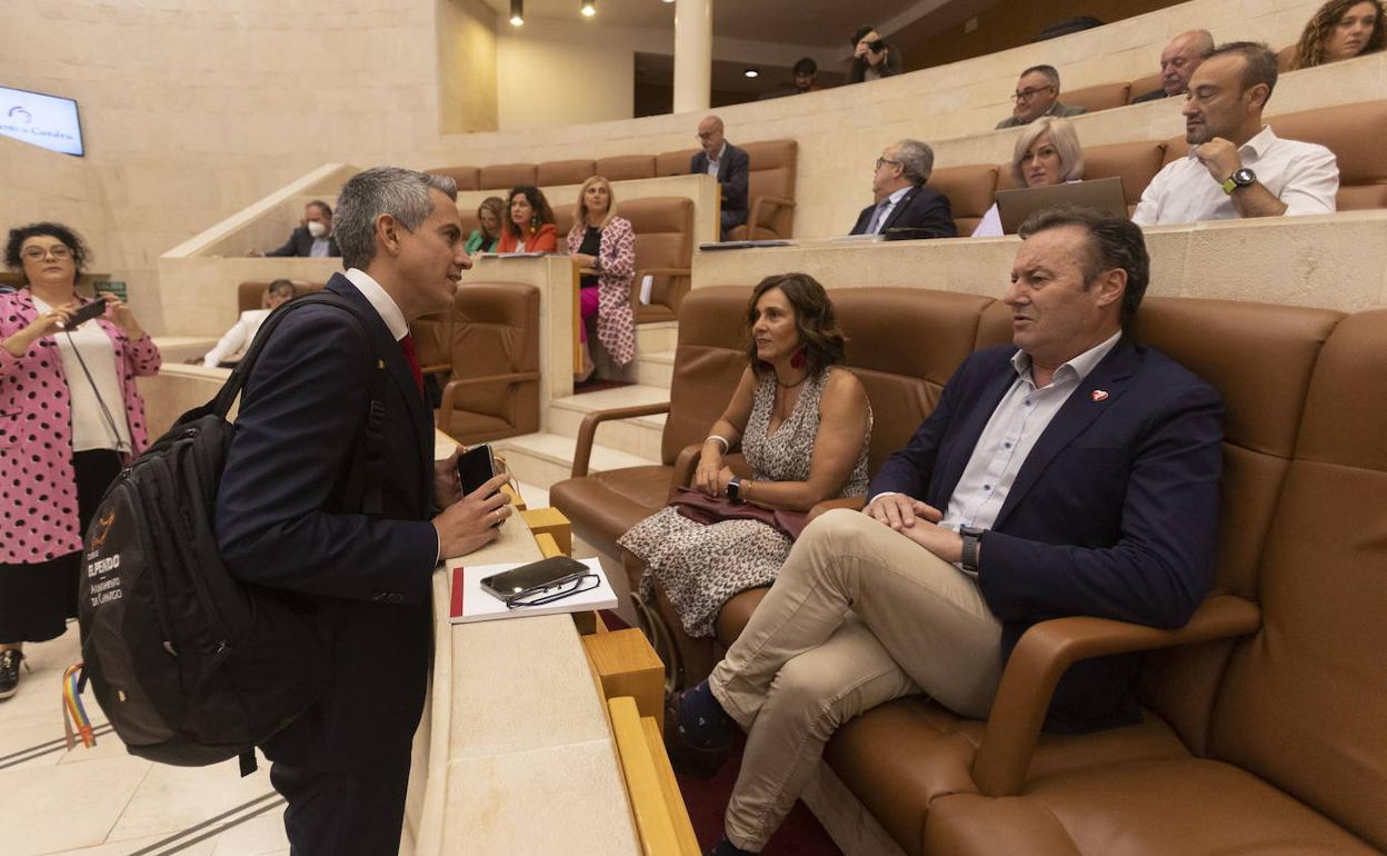 Pablo Zuloaga y Guillermo Blanco conversan en el Parlamento de Cantabria.