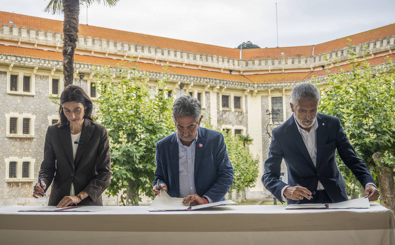 Los ministros han firmado hoy con el presidente de Cantabria, Miguel Ángel Revilla, el convenio para la puesta en marcha de una oficina judicial en el penal