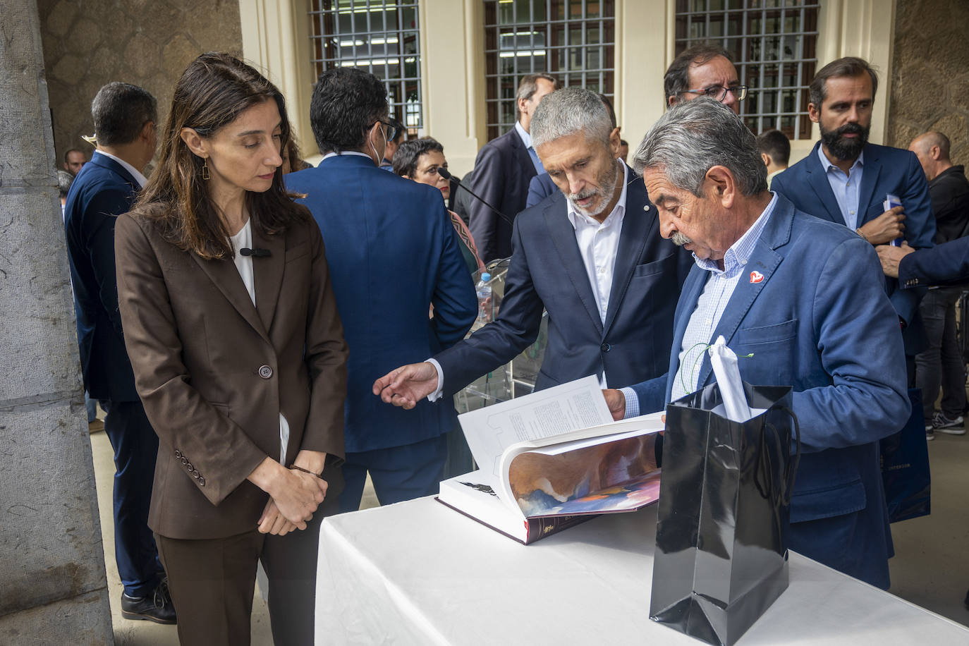 Los ministros han firmado hoy con el presidente de Cantabria, Miguel Ángel Revilla, el convenio para la puesta en marcha de una oficina judicial en el penal