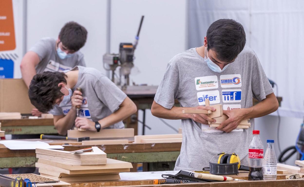 Alumnos de carpintería trabajan en las olimpiadas de Formación Profesional celebradas el pasado año. 