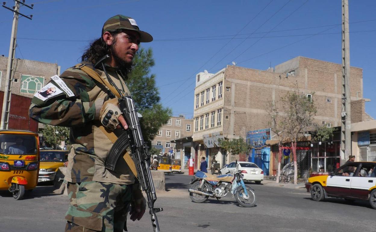 Un miembro de los equipos de seguridad de los talibanes vigila una calle de Herat tras producirse el atentado. 