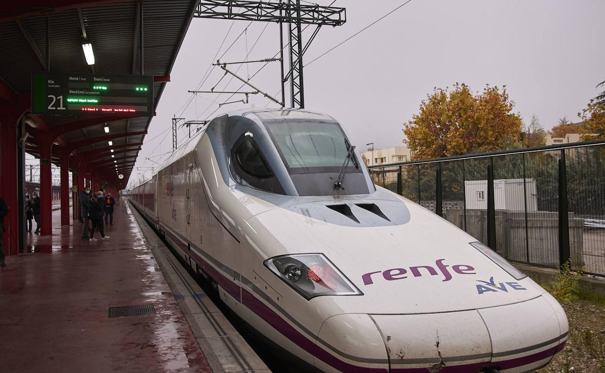 Un tren de alta velocidad llega a la estación.