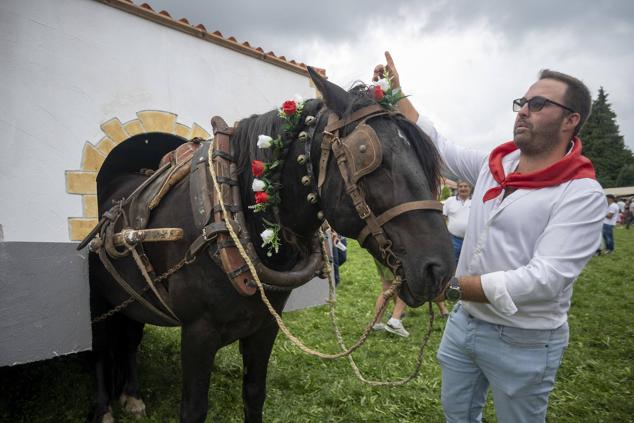 Lloreda de Cayón se volcó con su tradicional fiesta de carrozas