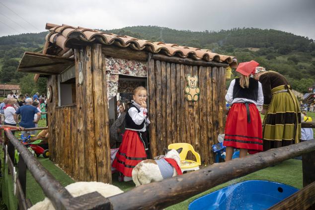 Lloreda de Cayón se volcó con su tradicional fiesta de carrozas