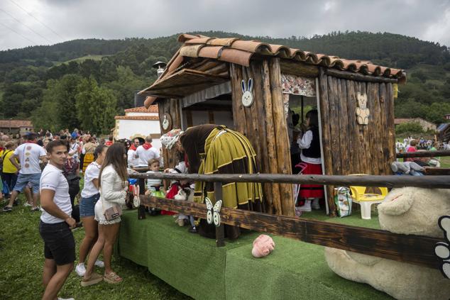 Lloreda de Cayón se volcó con su tradicional fiesta de carrozas