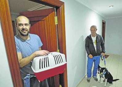 Imagen secundaria 1 - Vecinos afectados por el incendio.