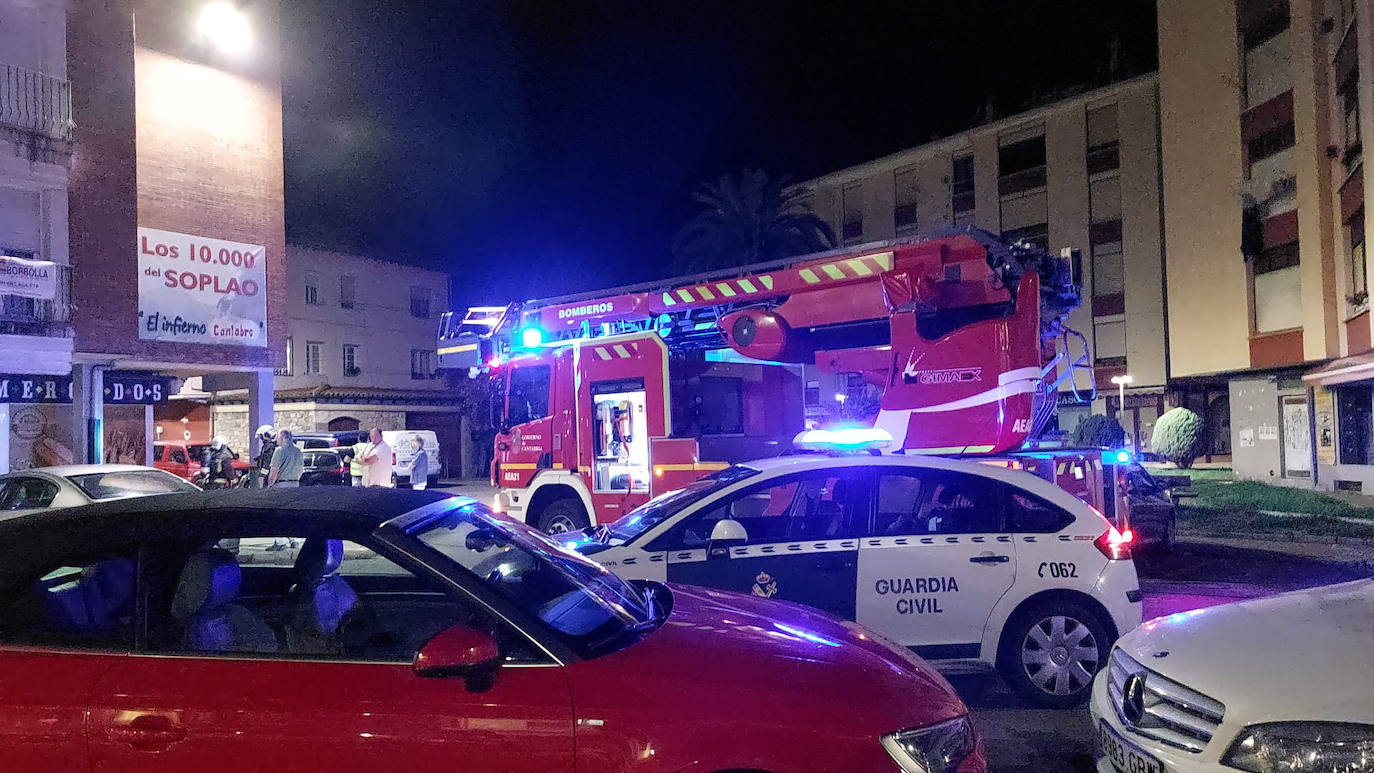 Efectivos del 112 y de la Guardia Civil, sobre las seis de la mañana en el supermercado