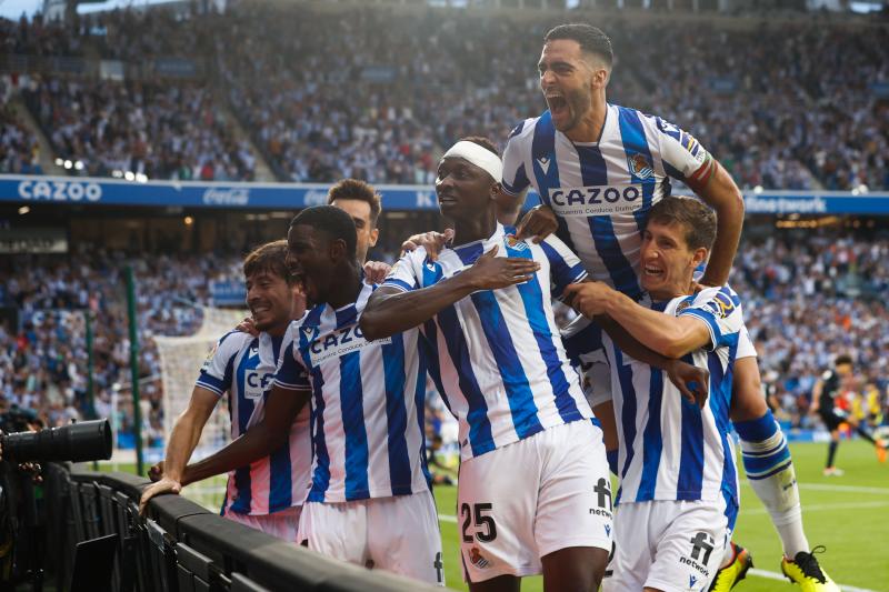 Sadiq celebra su primer tanto con la camiseta de la Real Sociedad. 