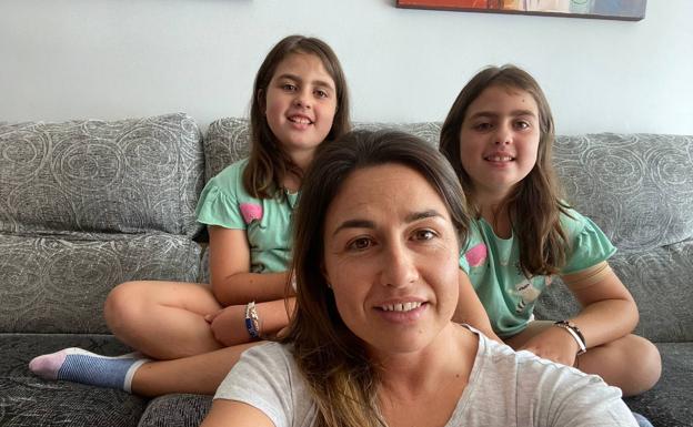 Almudena, junto a Vanesa y Mónica, dos de sus tres hijos. 