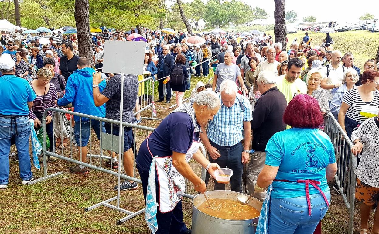 Reparto del sorropotún de la última edición en la que se celebró El Mozucu con normalidad