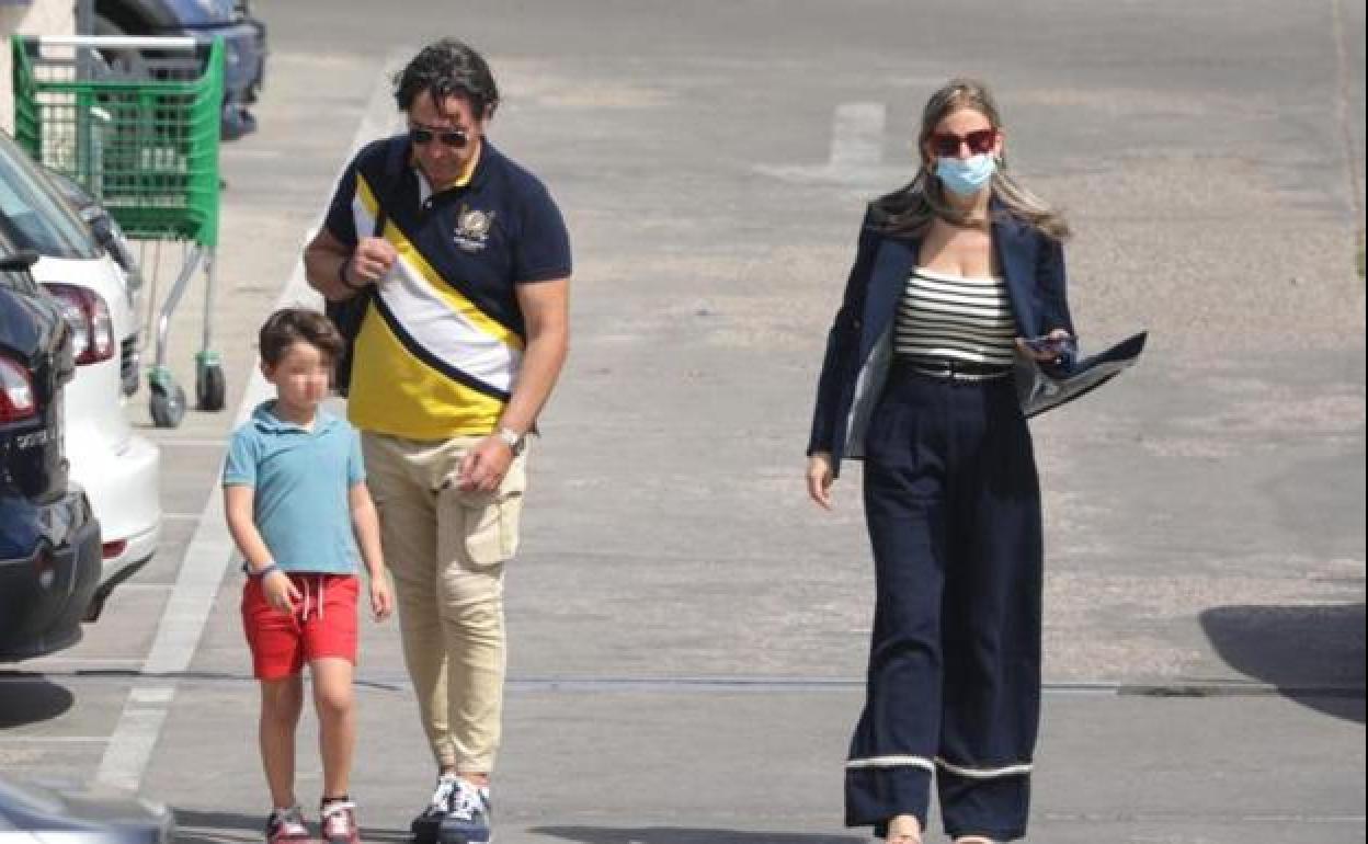 Luis Lorenzo con su mujer y el hijo de ambos en una imagen del mes pasado.