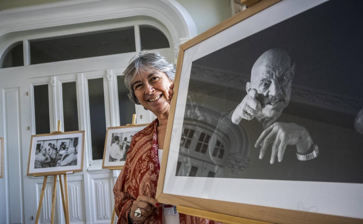 Yolanda Soler Onís, ayer en La Magdalena, junto a una exposición de fotos del poeta José Hierro que permanece en la entrada del Palacio.