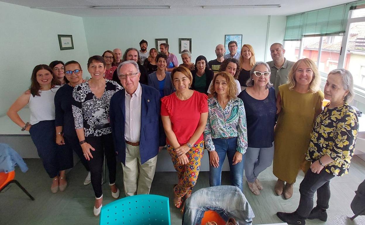 Mónica Ramos Toro, de frente a la izquierda de Modesto Chato de los Bueys, en su presentación al equipo de UNATE y Fundación PEM