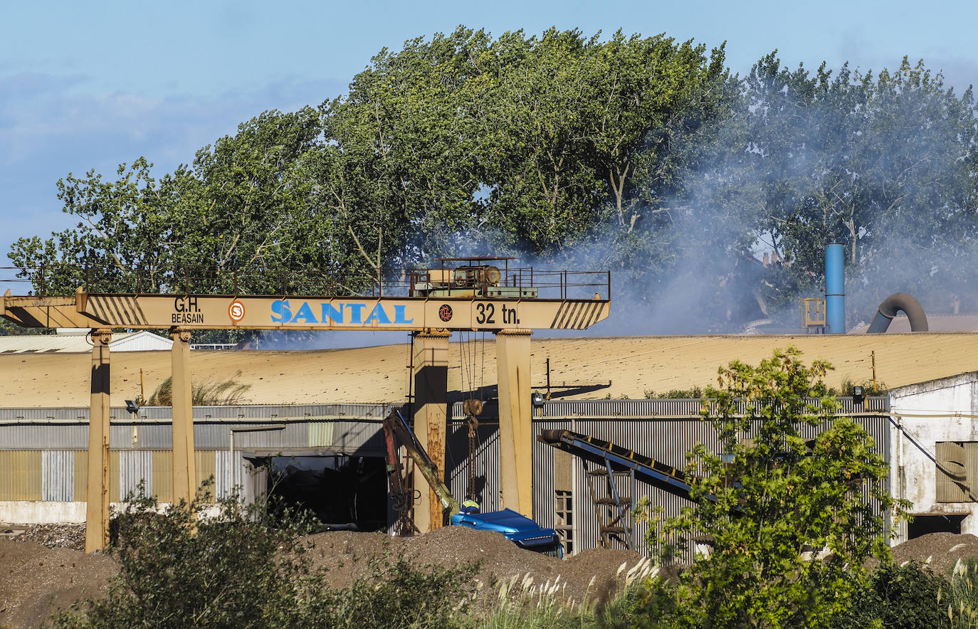 Fotos: Imágenes del operativo de extinción en la fábrica de tratamiento de residuos metálicos de Astillero