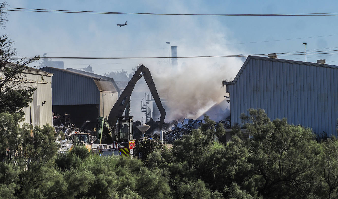 Fotos: Imágenes del operativo de extinción en la fábrica de tratamiento de residuos metálicos de Astillero