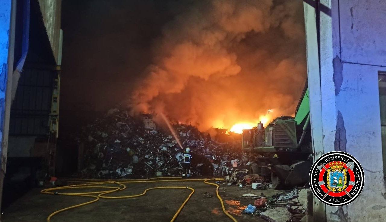 Fotos: Imágenes del operativo de extinción en la fábrica de tratamiento de residuos metálicos de Astillero