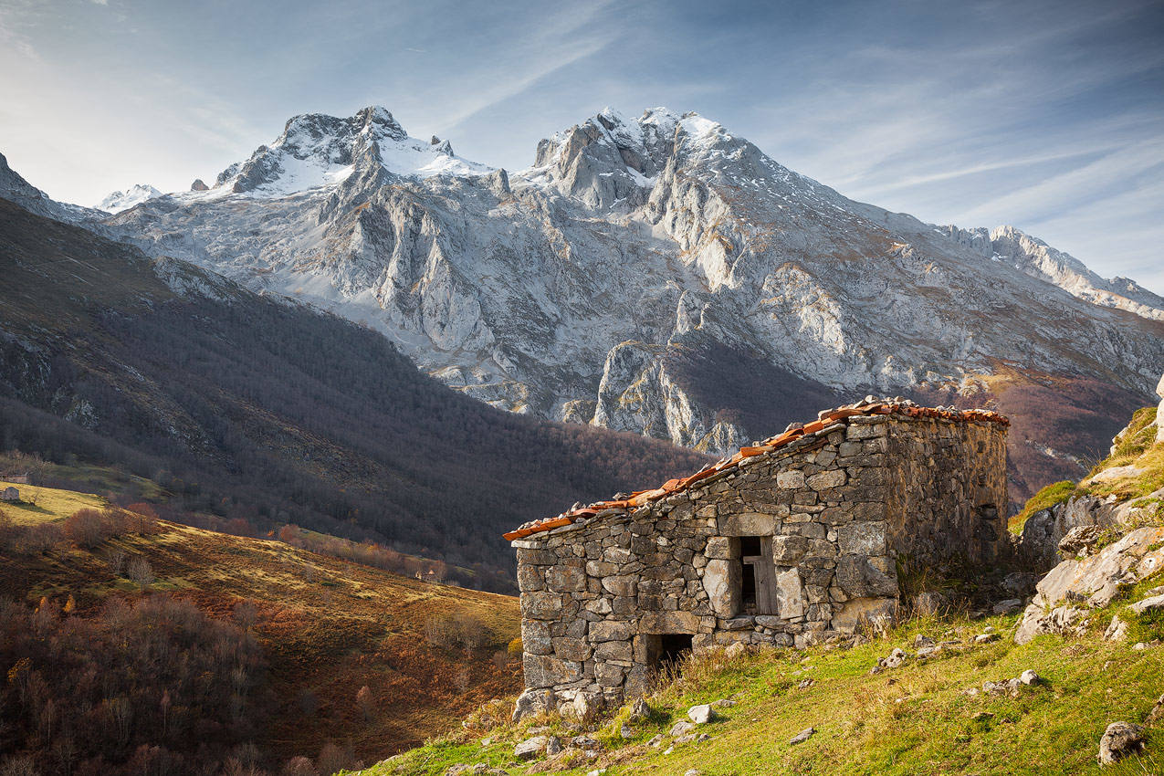 Lastra reflexiona: «El conocimiento de la belleza de los Picos de Europa sería el primer paso para su conservación y, por ello, en esta selección de fotos trato de reflejar la enorme belleza que los caracteriza, la vida propia que tienen, su fuerte personalidad y los rasgos que hacen únicos a sus paisajes… la intención es que, al tomar conciencia de sus valores estéticos, empecemos a valorar y cuidar estas montañas como se merecen».