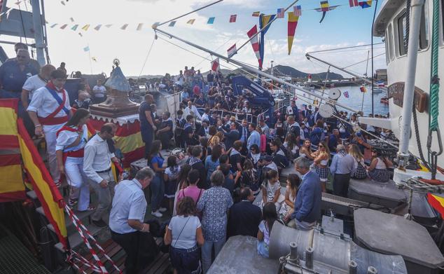 Santoñeses y visitantes participan con devoción en todos los actos festivos