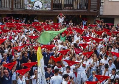 Imagen secundaria 1 - Tres momentos del chupinazo que pone a Ampuero en modo fiesta.