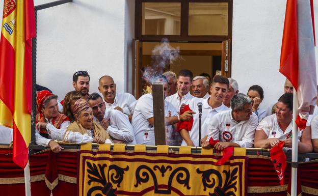 Imagen principal - Tres momentos del chupinazo que pone a Ampuero en modo fiesta.