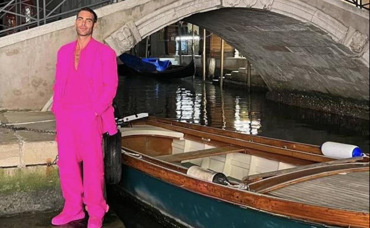 El traje fucsia es el nuevo esmoquin: el estilismo viral de Jon Kortajarena en Venecia