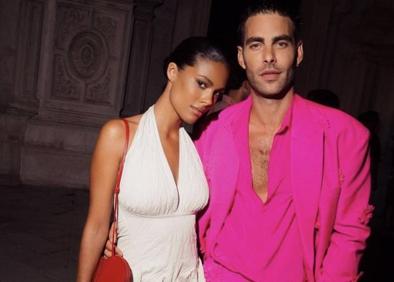 Imagen secundaria 1 - El traje fucsia es el nuevo esmoquin: el estilismo viral de Jon Kortajarena en Venecia