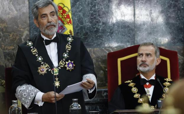 El presidente del Tribunal Supremo, Carlos Lesmes, ante el rey Felipe.