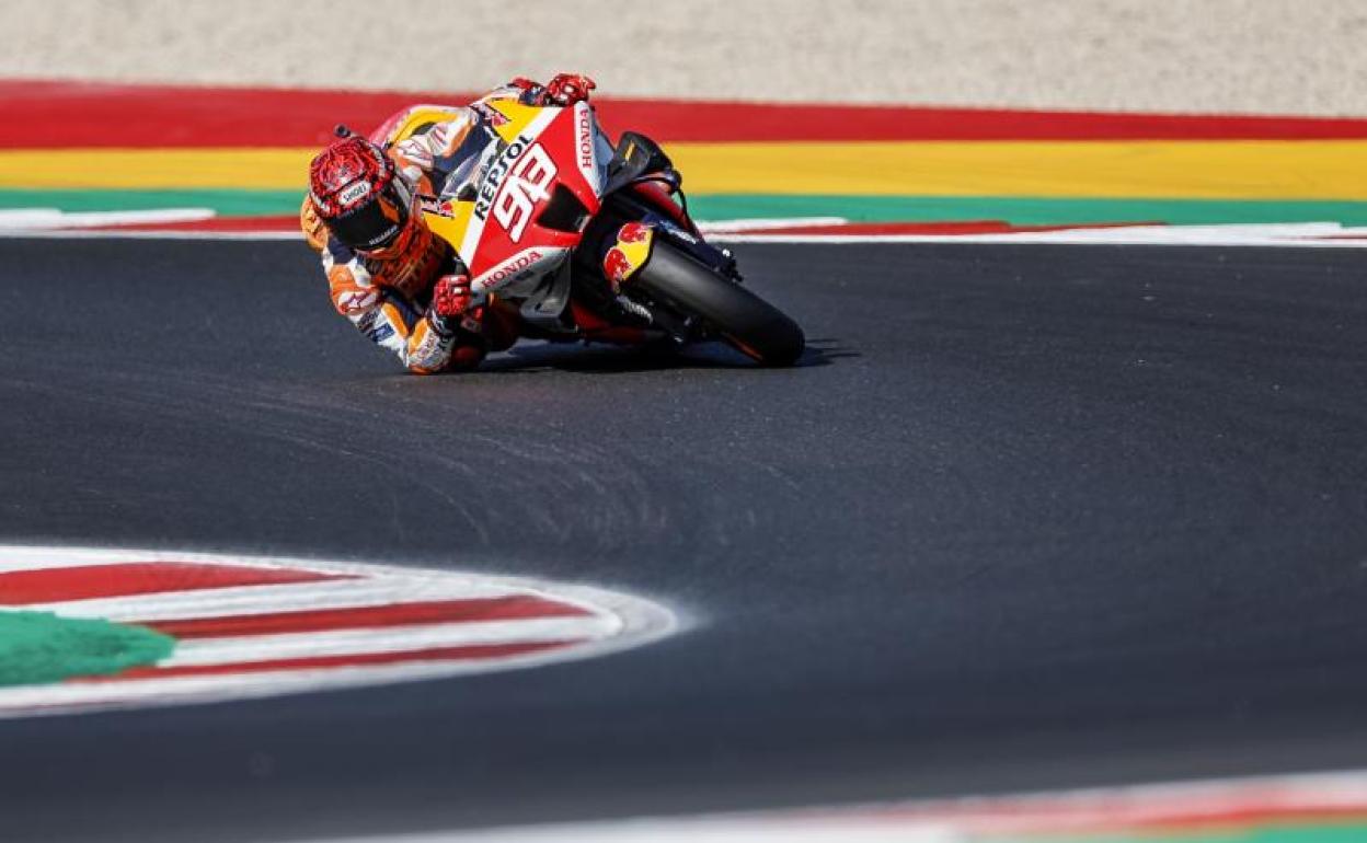 Marc Márquez, pilotando durante los test en Misano. 