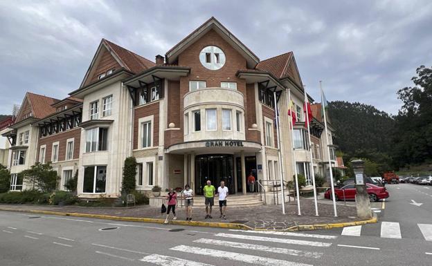 Imagen principal - Huéspedes saliendo del hotel y limpieza de la zona afectada, esta mañana.