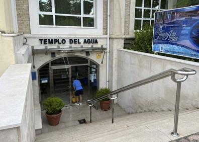 Imagen secundaria 1 - Huéspedes saliendo del hotel y limpieza de la zona afectada, esta mañana.