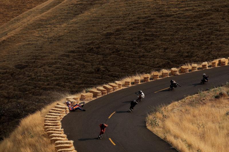 Los mejores patinadores del mundo se han dado cita este septiembre en Estados Unidos para celebrar el tradicional Maryhill Ratz Freeride. Un descenso que se lleva a cabo en el histórico Maryhill Loops Road, el primer suelo pavimentado del país norteamericano. El evento, que se celebra desde 2007, atrae a cientos de 'skaters', ciclistas y aficionados de todo el mundo