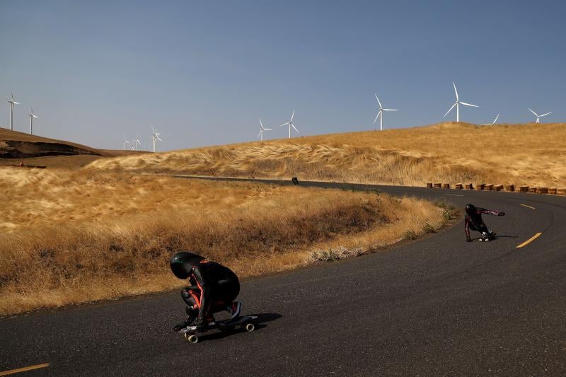 Los mejores patinadores del mundo se han dado cita este septiembre en Estados Unidos para celebrar el tradicional Maryhill Ratz Freeride. Un descenso que se lleva a cabo en el histórico Maryhill Loops Road, el primer suelo pavimentado del país norteamericano. El evento, que se celebra desde 2007, atrae a cientos de 'skaters', ciclistas y aficionados de todo el mundo