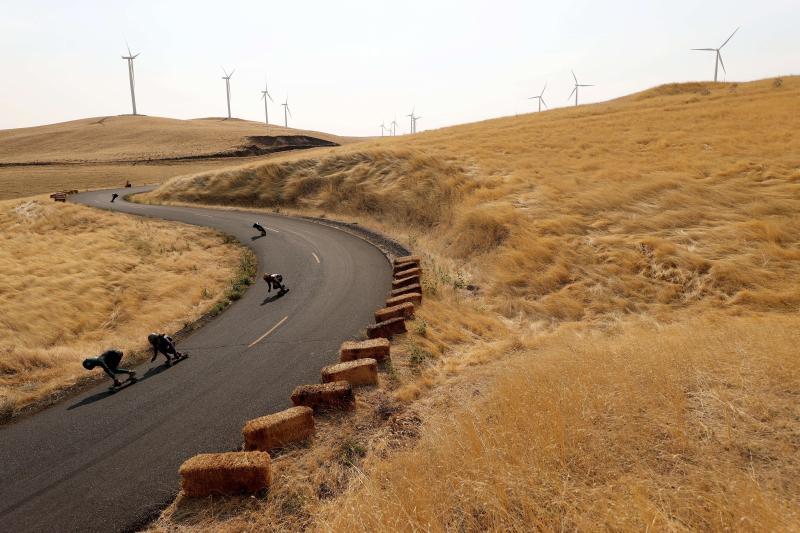 Los mejores patinadores del mundo se han dado cita este septiembre en Estados Unidos para celebrar el tradicional Maryhill Ratz Freeride. Un descenso que se lleva a cabo en el histórico Maryhill Loops Road, el primer suelo pavimentado del país norteamericano. El evento, que se celebra desde 2007, atrae a cientos de 'skaters', ciclistas y aficionados de todo el mundo