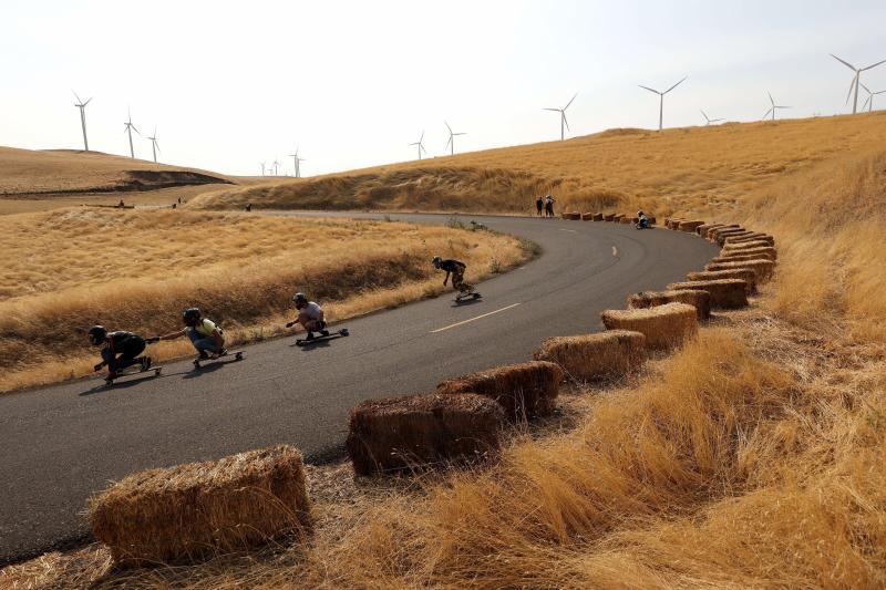 Los mejores patinadores del mundo se han dado cita este septiembre en Estados Unidos para celebrar el tradicional Maryhill Ratz Freeride. Un descenso que se lleva a cabo en el histórico Maryhill Loops Road, el primer suelo pavimentado del país norteamericano. El evento, que se celebra desde 2007, atrae a cientos de 'skaters', ciclistas y aficionados de todo el mundo