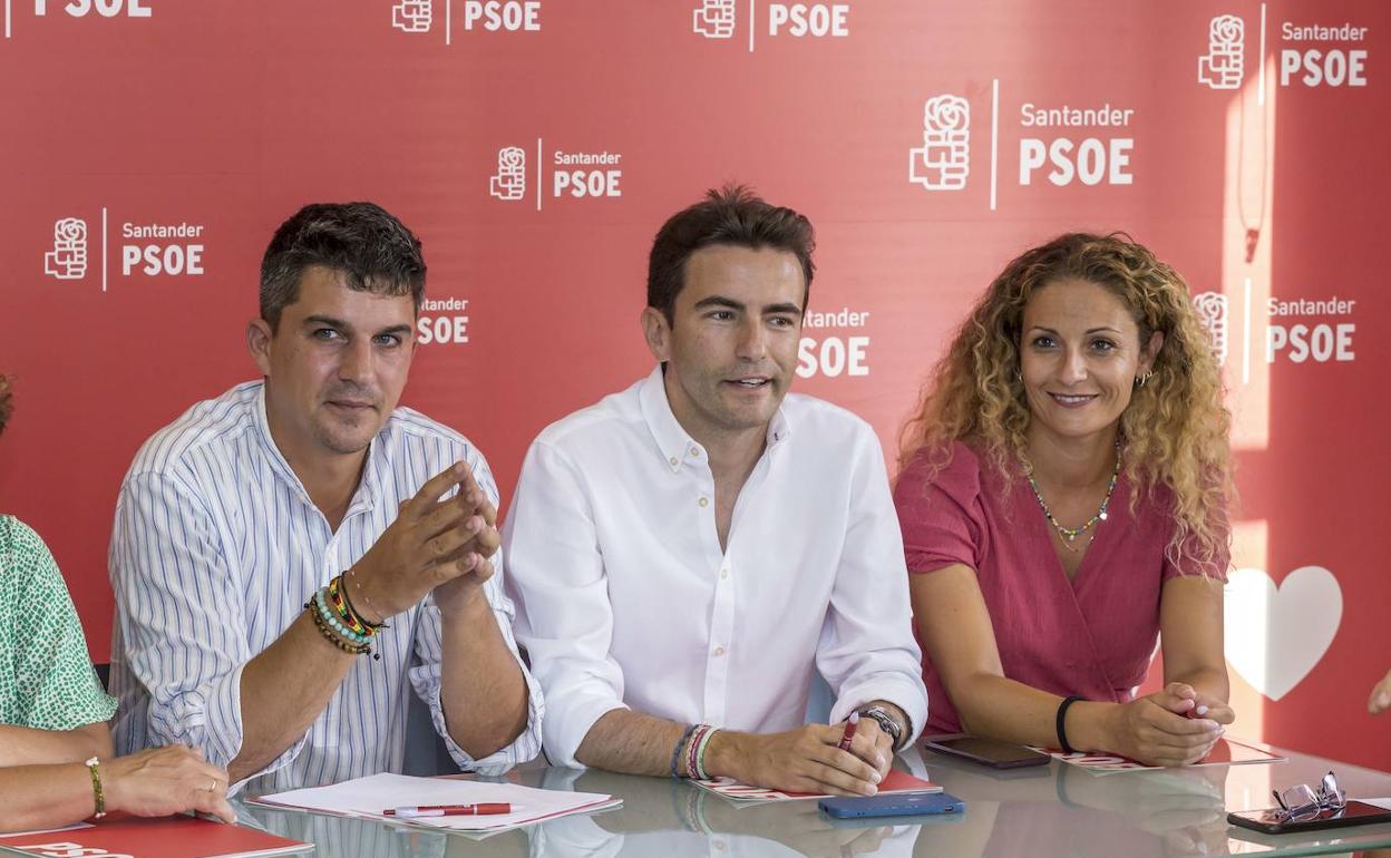 Daniel Fernández, Pedro Casares y Ainoa Quiñones, cabezas visibles del PSOE de Santander, en una imagen de archivo