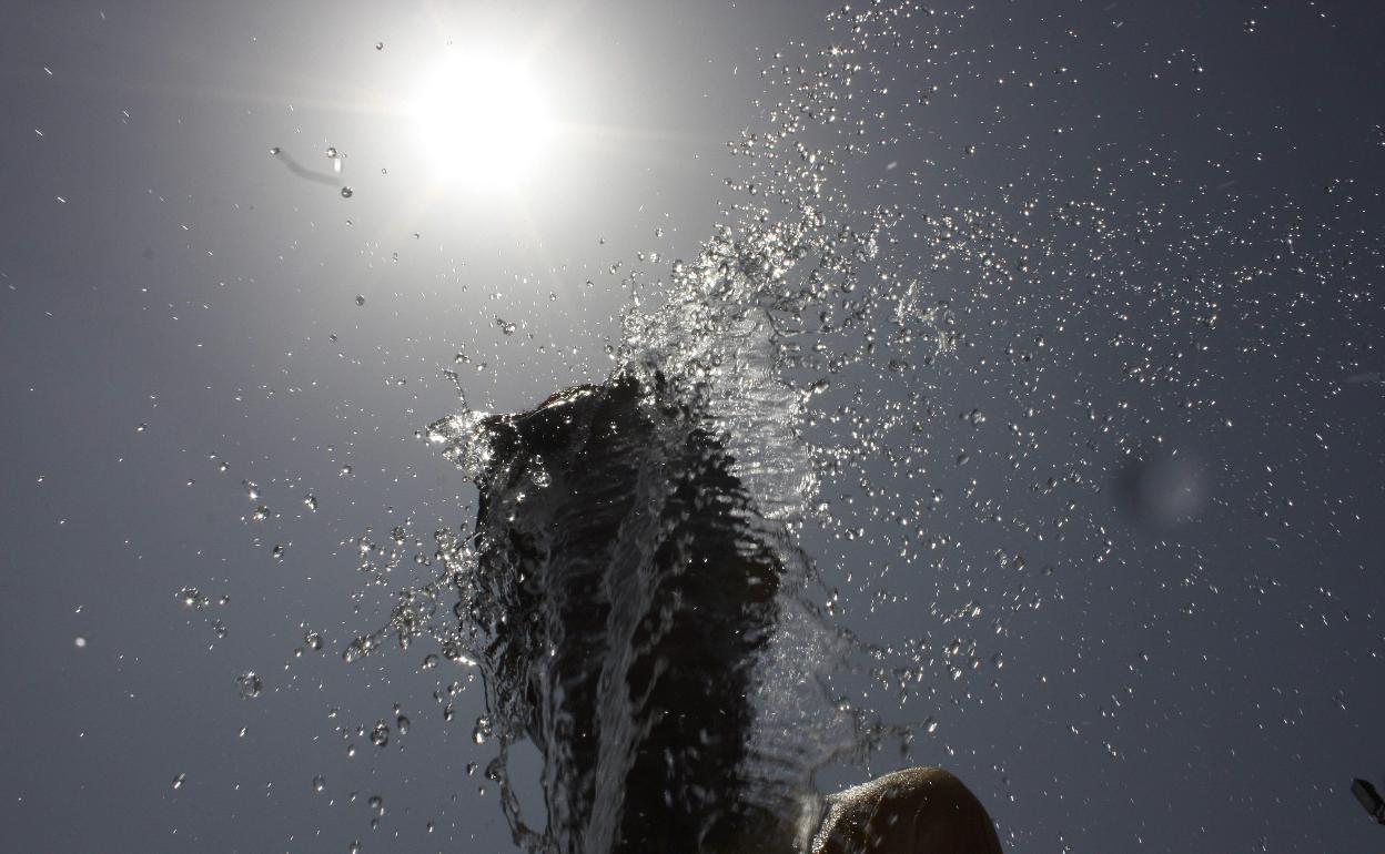 Joven se refresca.